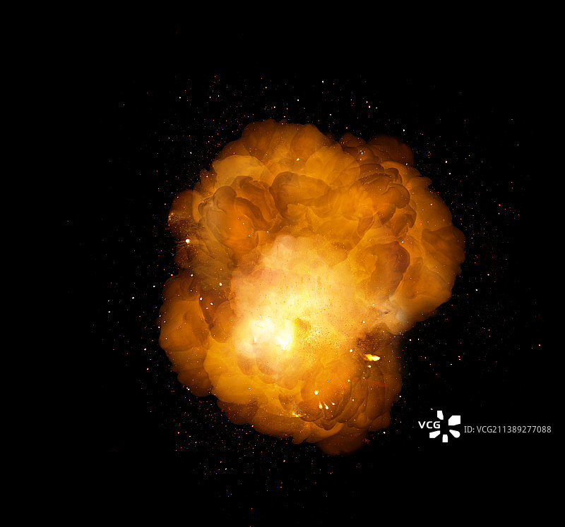 巨大的，极热的爆炸伴随着火花和热烟，在黑色的背景下图片素材