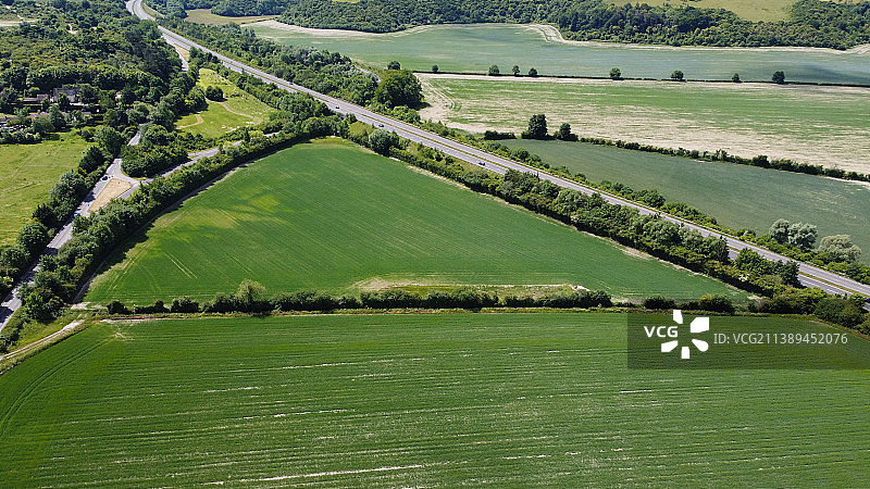 在炎热的晴天，英国a6和英格兰村庄最美的鸟瞰图图片素材