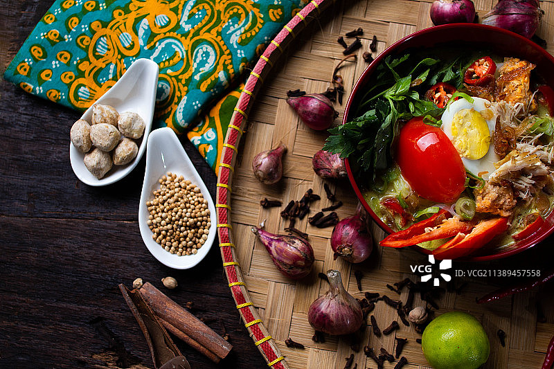 餐桌上食物的高角度视角，南坦格朗，印度尼西亚图片素材