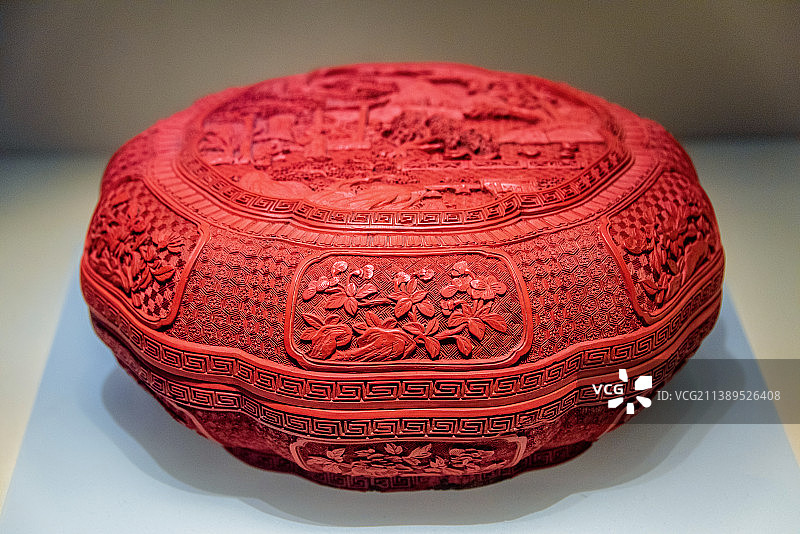 中国江苏南京博物院馆藏清道光山水人物纹雕红盒图片素材