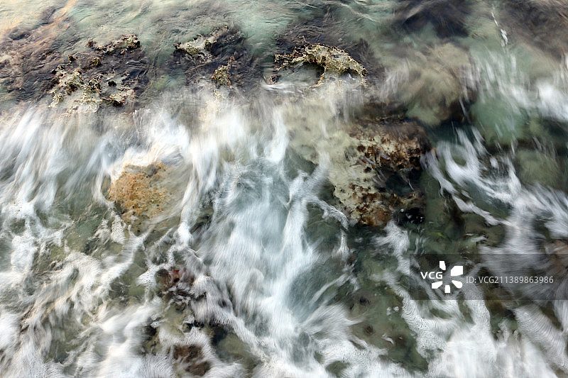 高角度的水流过岩石，科苏梅尔，金塔纳罗奥，墨西哥图片素材
