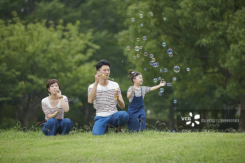 一个日本家庭在公园里图片素材