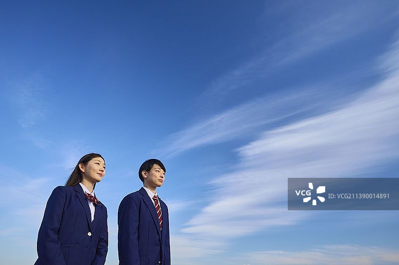 日本高中女生遥望远方图片素材