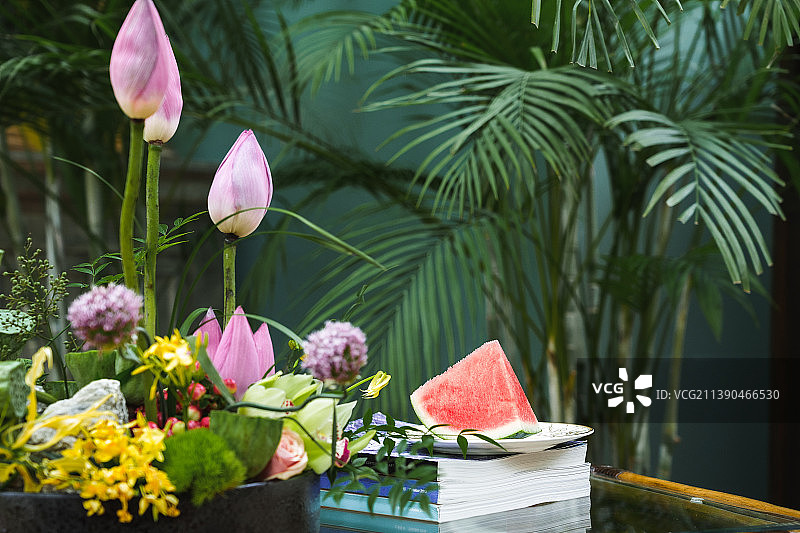 盛夏季节桌子上的荷花花艺和西瓜图片素材