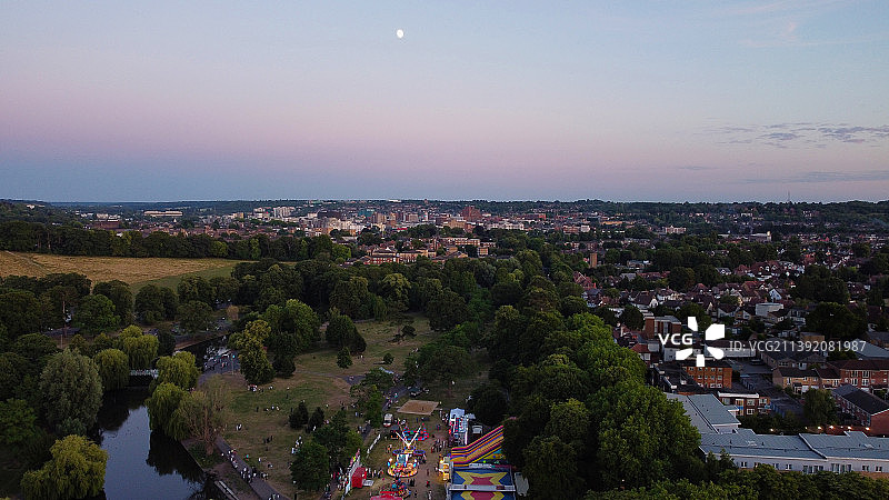 空中拍摄的卢顿镇中心在英格兰站在日落时分，沃当公园旅馆，英国，英国图片素材