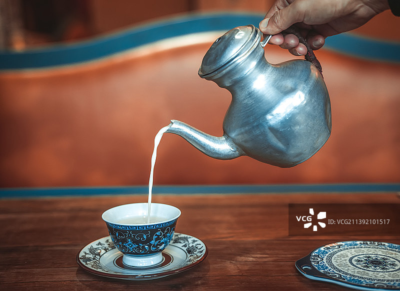 热气腾腾的西藏酥油茶，是藏族传统美食图片素材