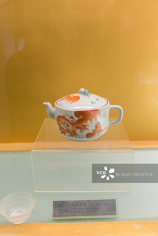 清代矾红太师茶壶图片素材