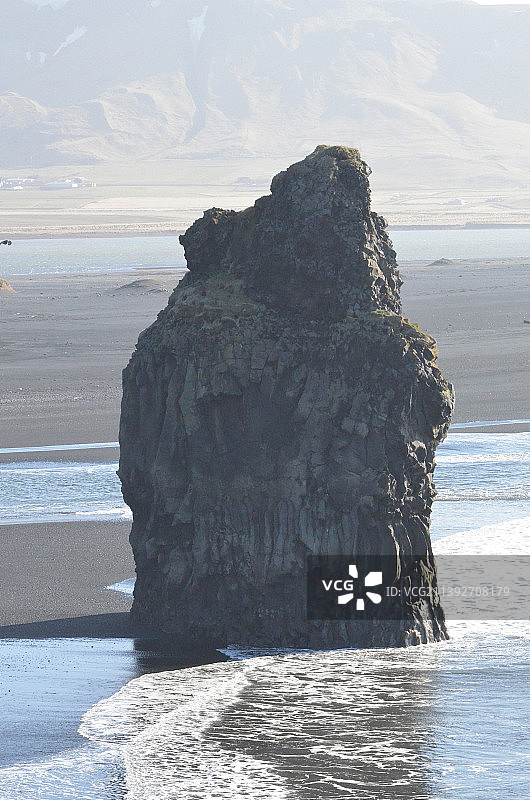 冰岛退潮时矗立的大岩石图片素材