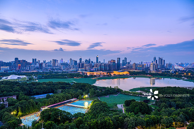 夏季武汉琴台大剧院月湖风景区城市天际线日落夜景风光图片素材