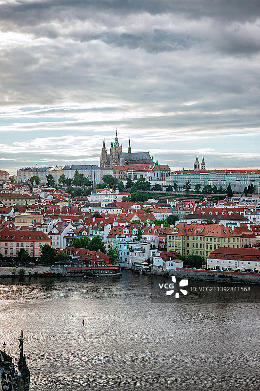 捷克布拉格，伏尔塔瓦河，查理大桥与雄伟的布拉格城堡图片素材