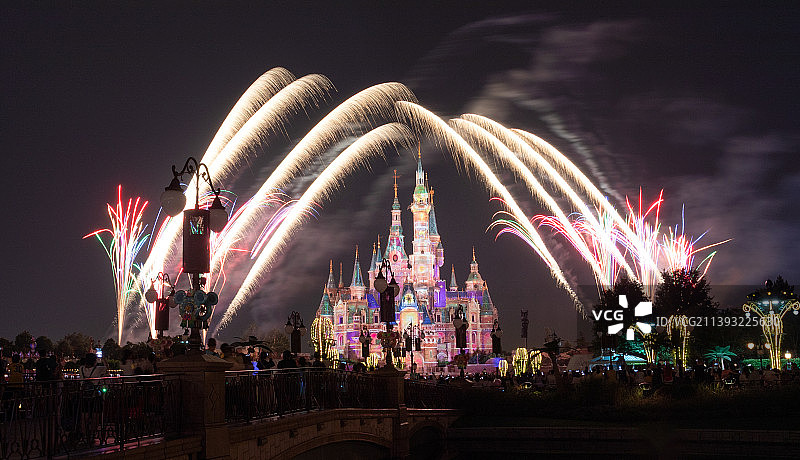 上海迪士尼城堡烟花秀图片素材