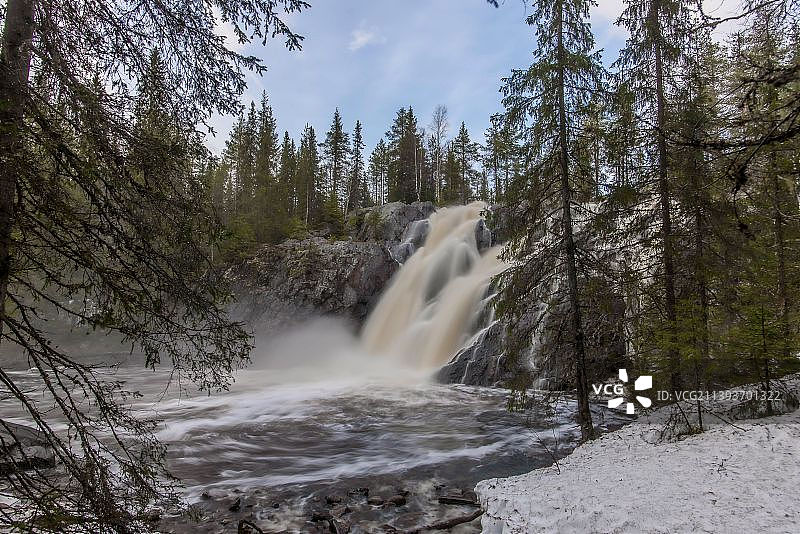 森林瀑布的风景，普兰卡，芬兰图片素材
