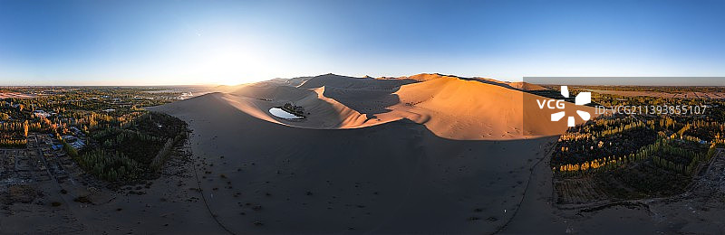 鸣沙山月牙泉和沙漠山丘全景航拍图片素材