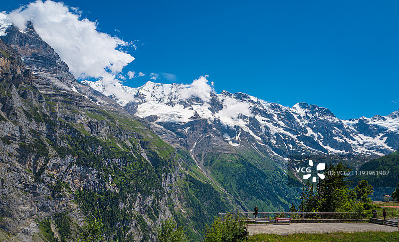瑞士悬崖小镇米伦上观赏少女峰雪山图片素材