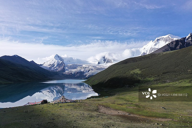 西藏萨普神山湖面图片素材