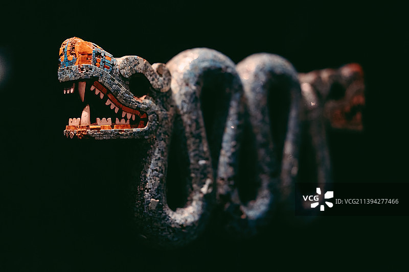 大英博物馆绿松石镶嵌的木雕双头羽蛇，墨西哥，阿兹特克文化图片素材