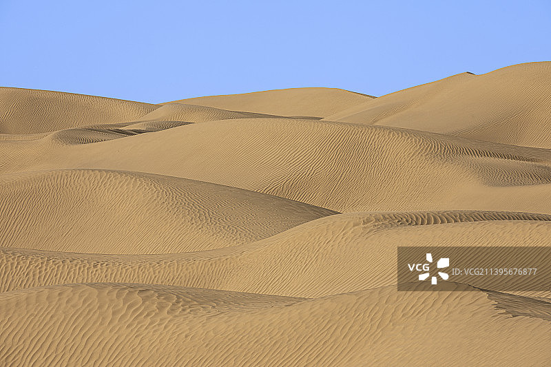蓝天映衬下的沙漠风光图片素材