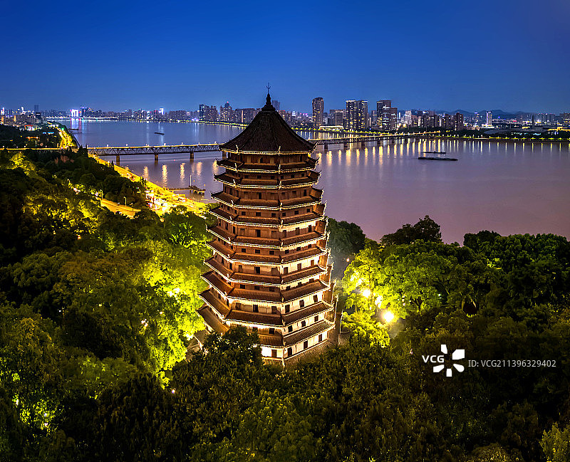 杭州钱塘江边的六和塔图片素材