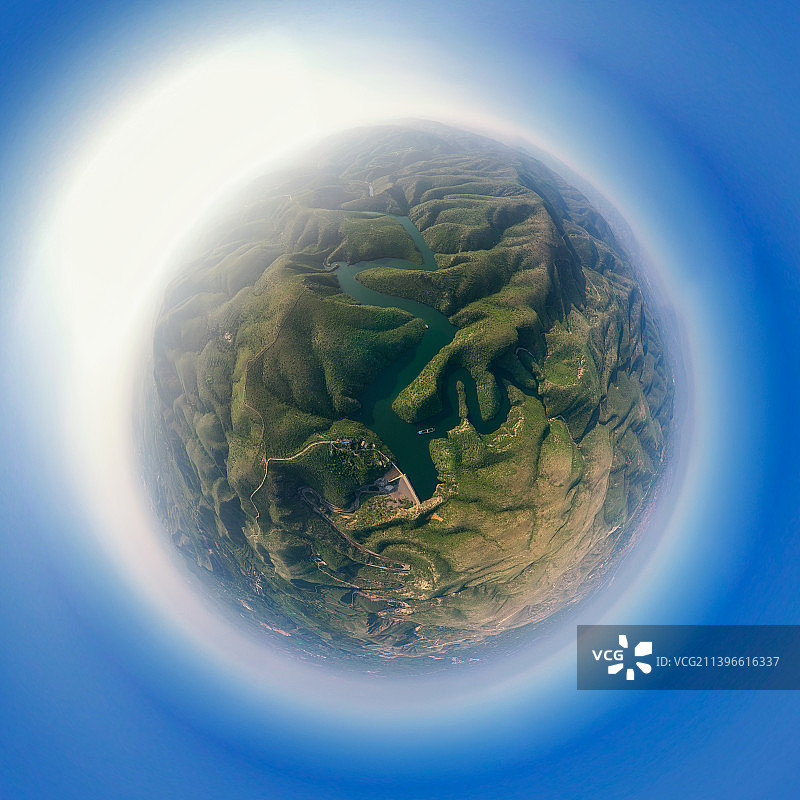 河南省新乡市卫辉市西山谷水山顶草原夏季户外星球小行星360度高空航拍图片素材
