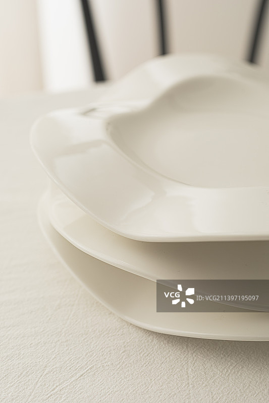 桌子上的复古白色点心盘西餐盘盘子图片素材