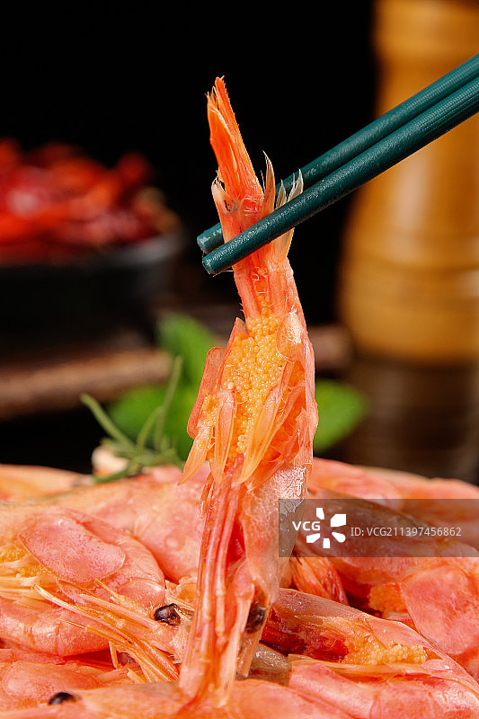 筷子上夹着甜虾图片素材