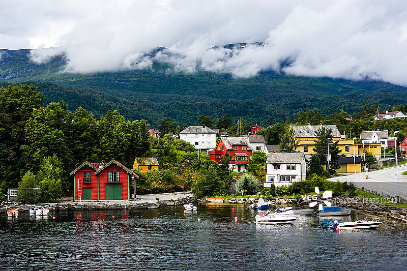 风景河的建筑物对天空，诺维根，挪威图片素材