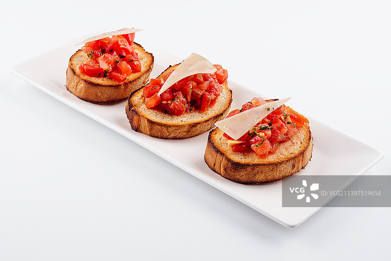 传统的意大利开胃菜烤面包配樱桃番茄图片素材