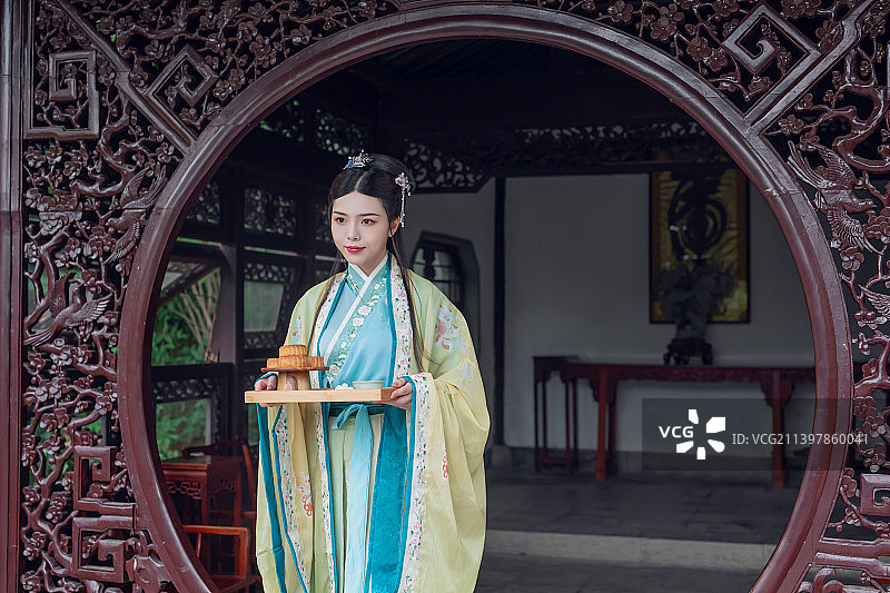 中秋节一个汉服美女端着一盘月饼图片素材