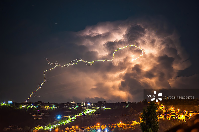 全景闪电照亮城市对天空在晚上，拉齐奥，意大利图片素材