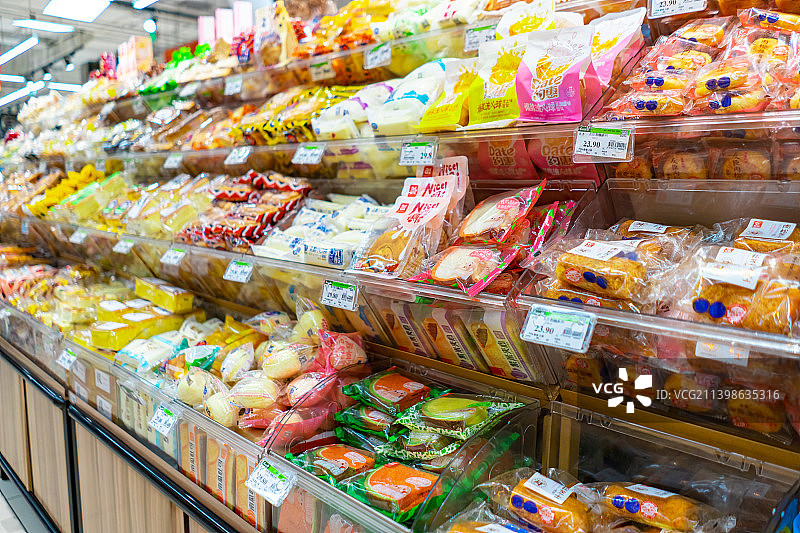 中国饮食产业拍摄主题，超级市场的货架和五花八门的食品零食，室内无人图像摄影图片素材