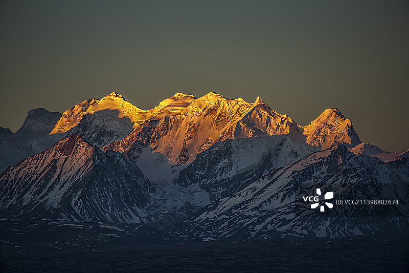 中国西藏日喀则希夏邦马雪山群的日出图片素材