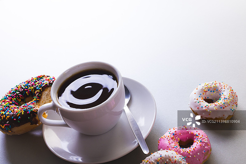 高角度的新鲜黑咖啡与拷贝空间和甜甜圈在白色背景图片素材