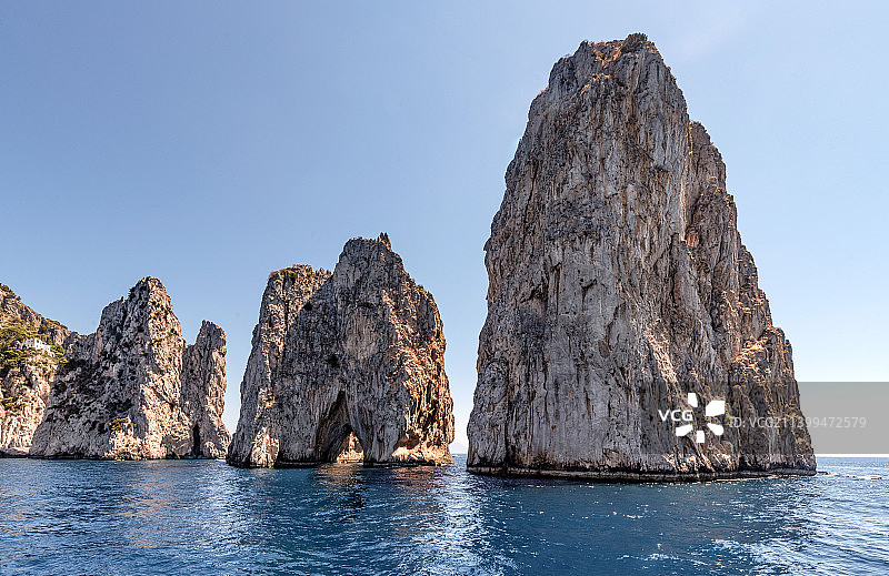 海上岩石形成的全景对晴朗的天空，卡普里，那不勒斯，意大利图片素材