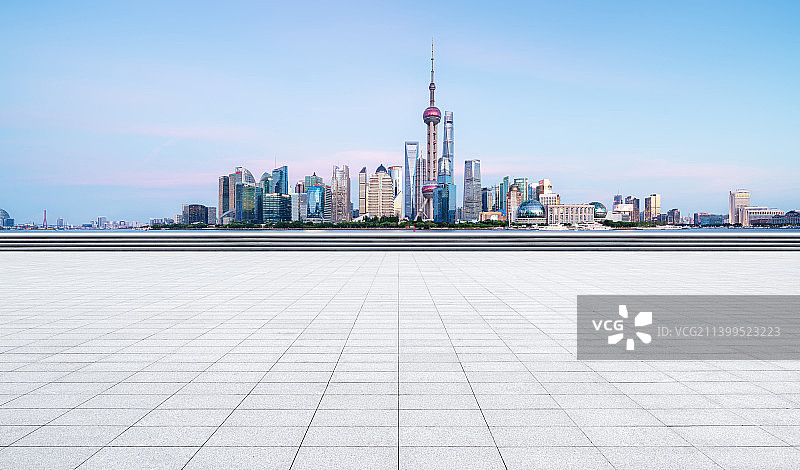 上海外滩陆家嘴建筑群天际线全景，空旷的大理石广场图片素材