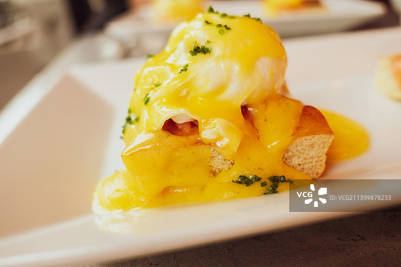 豪华餐厅的早午餐三文鱼荷包蛋图片素材