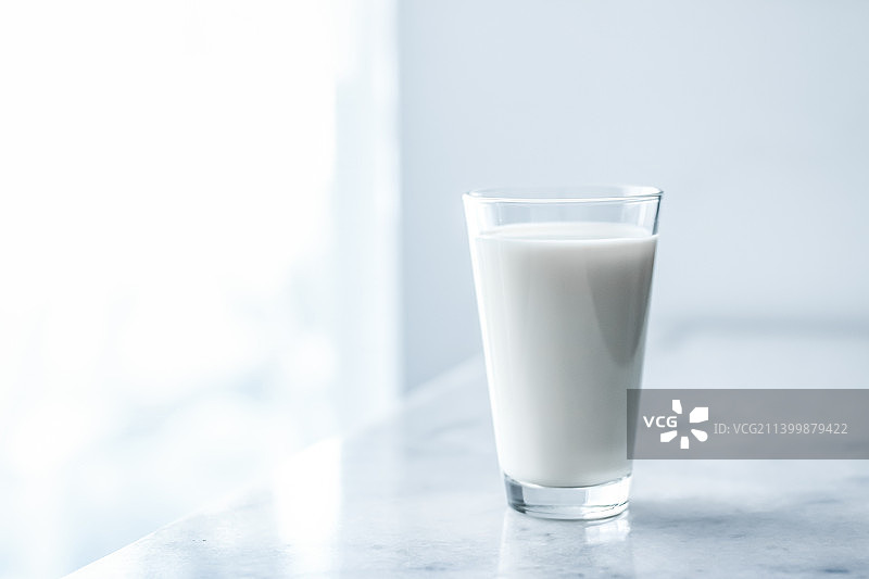 世界牛奶日，大理石桌子上放满了牛奶图片素材