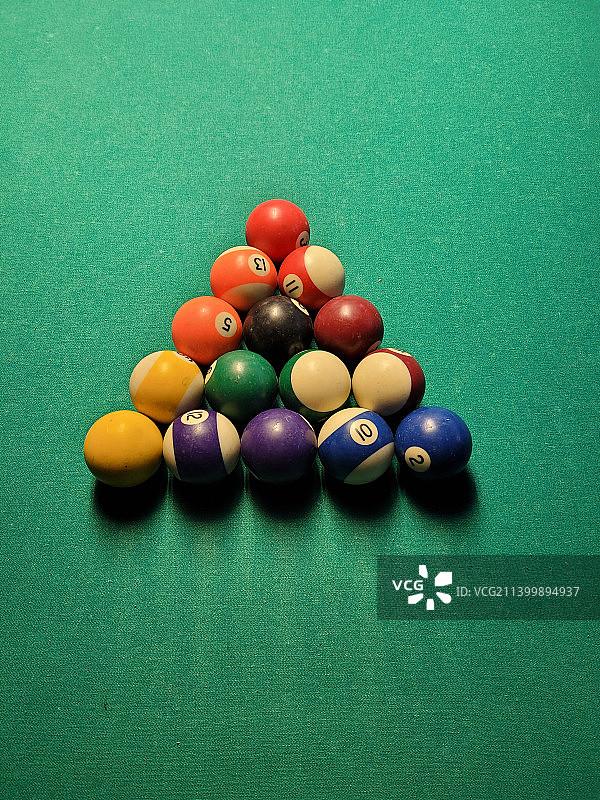 台球桌上的球的高角度视图图片素材