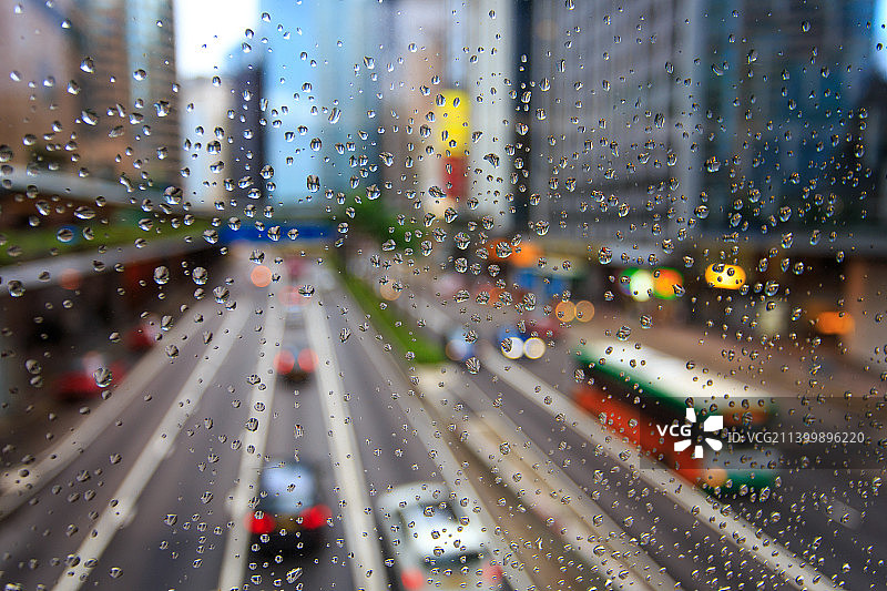 雨季潮湿车窗的高角度视角图片素材