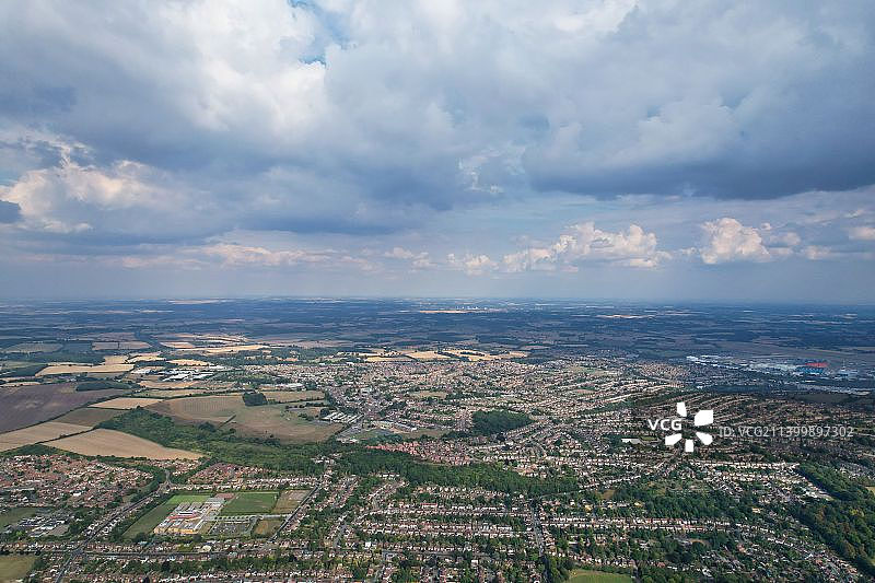壮观的鸟瞰图，城市上空的戏剧性云彩，英国，英国图片素材