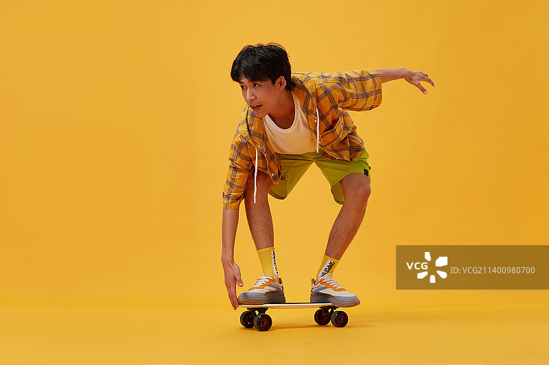 手拿滑板的年轻男孩图片素材