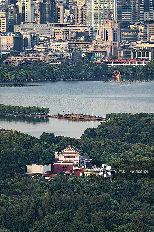 长焦视角下的杭州西湖与城市风光图片素材