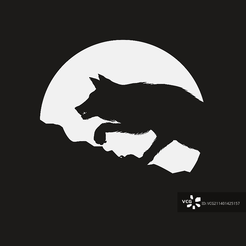 狼对着月亮上动物的剪影嚎叫图片素材