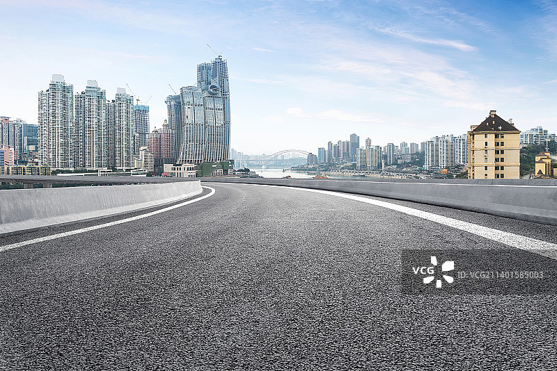 汽车广告背景，公路和重庆城市天际线图片素材