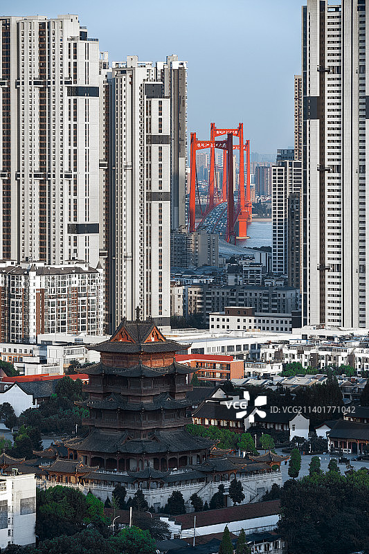 武汉归元禅寺与鹦鹉洲大桥图片素材