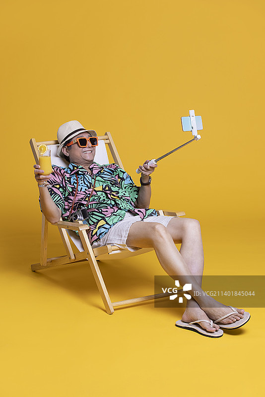 快乐的老年男子用手机自拍图片素材