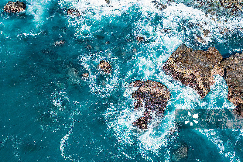 海浪拍打岩石的高角度视角，加利福尼亚州，美国图片素材