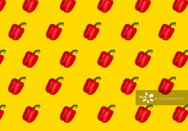 红色甜椒拼贴在黄色背景上图片素材
