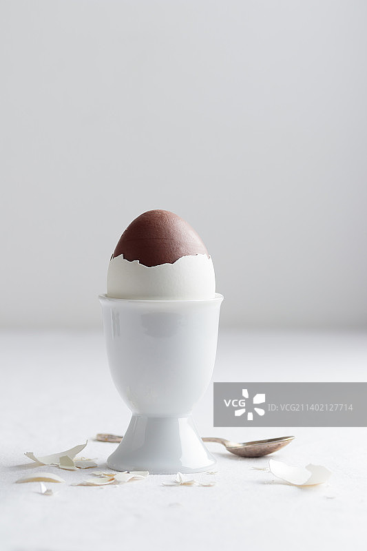 巧克力蛋放在白色的蛋架上图片素材