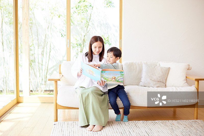 日本小孩和妈妈在家里看书图片素材