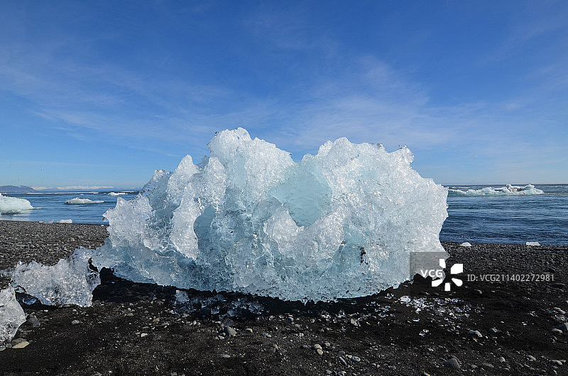 海滩上独特形状的冰岛冰山图片素材